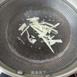 荠菜春笋肉丸面的做法步骤：2