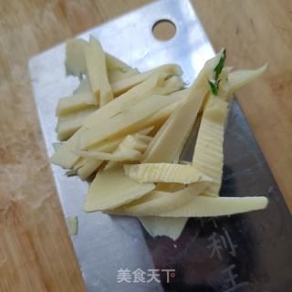 荠菜春笋肉丸面的做法步骤：1
