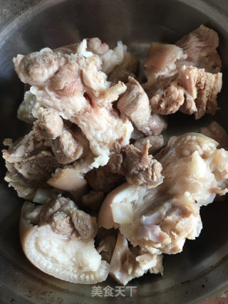 黄豆焖猪手的做法步骤：1