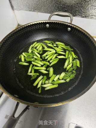 芦笋鸡胸肉的做法步骤：2