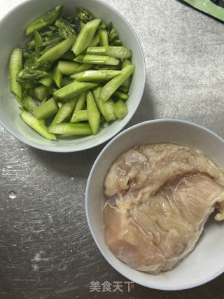 芦笋鸡胸肉的做法步骤：1