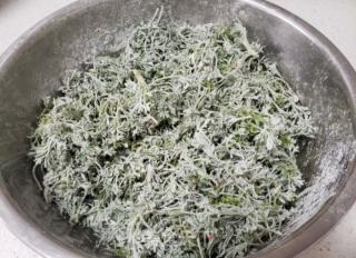 蒜苗炒白蒿的做法步骤：5