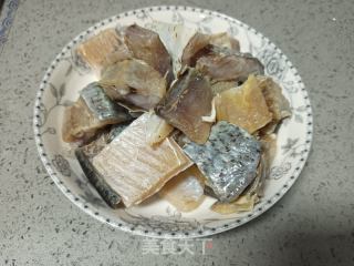 红烧腊鱼的做法步骤：2