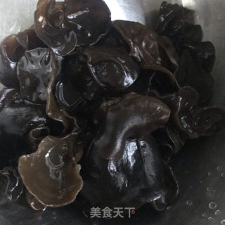 包菜炒木耳的做法步骤：3