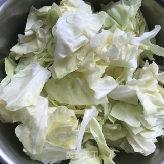 包菜炒木耳的做法步骤：1
