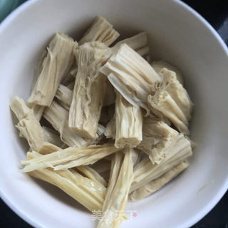 红烧肉炖腐竹的做法步骤：2