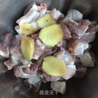 红烧肉炖腐竹的做法步骤：1