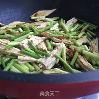 蒜苔炒腐竹的做法步骤：6