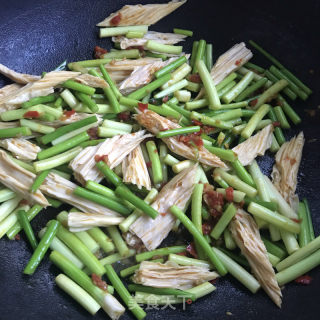 蒜苔炒腐竹的做法步骤：5