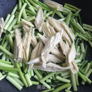 蒜苔炒腐竹的做法步骤：4