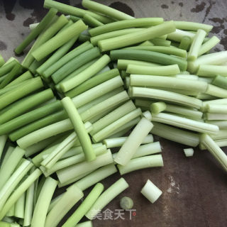 蒜苔炒腐竹的做法步骤：1