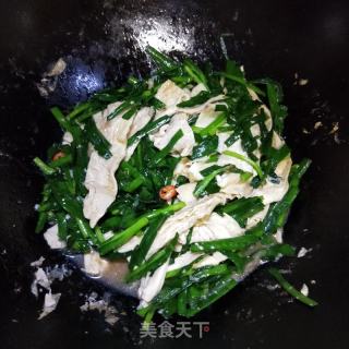 韭菜炒腐竹的做法步骤：11