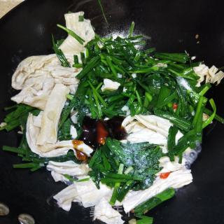 韭菜炒腐竹的做法步骤：10