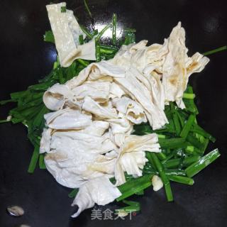 韭菜炒腐竹的做法步骤：9