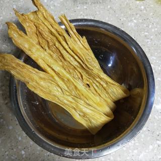 韭菜炒腐竹的做法步骤：1