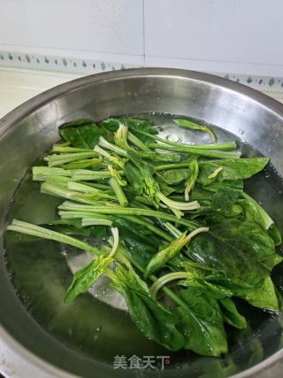 营养早餐-菠菜蛋饼的做法步骤：2