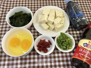 裙带菜豆腐汤的做法步骤：2