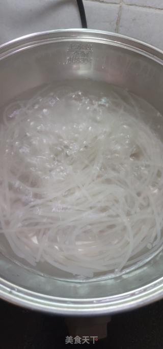 番茄瘦肉汤米粉的做法步骤：1