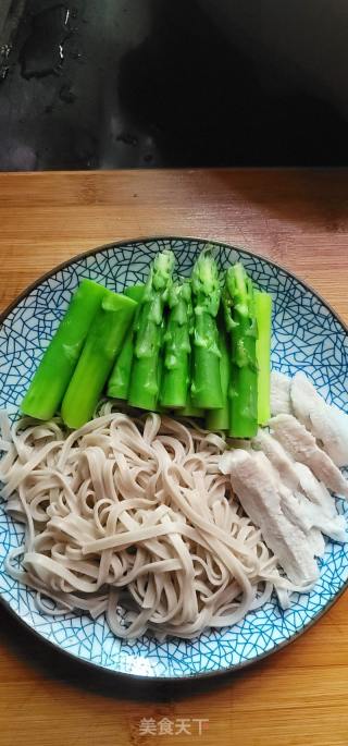 芦笋肉片拌黑麦面的做法步骤：7