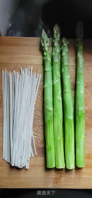 芦笋肉片拌黑麦面的做法步骤：1