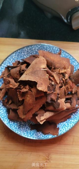 鲜土茯苓黑鱼骨汤的做法步骤：1