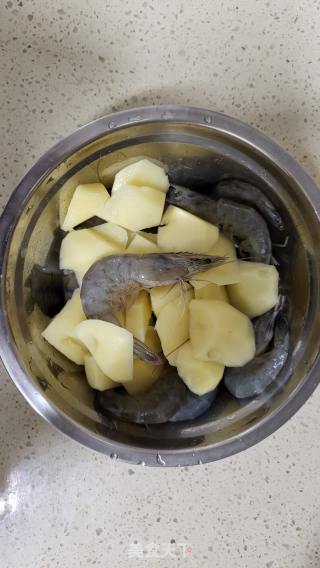 椒盐土豆虾的做法步骤：2