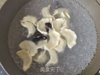 面条菜鸡蛋木耳酸汤饺子的做法步骤：6