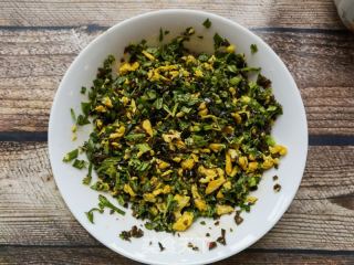面条菜鸡蛋木耳酸汤饺子的做法步骤：1