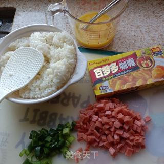 火腿肠炒咖喱饭的做法步骤：1