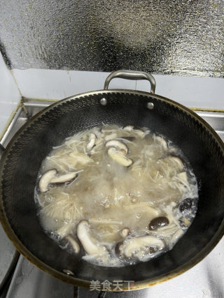 鲜鲜的菌菇汤的做法步骤：7