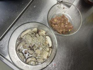 鲜鲜的菌菇汤的做法步骤：3
