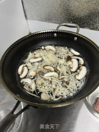 鲜鲜的菌菇汤的做法步骤：2