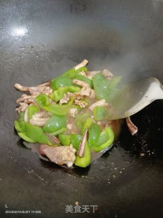 鱿鱼炒青椒的做法步骤：4