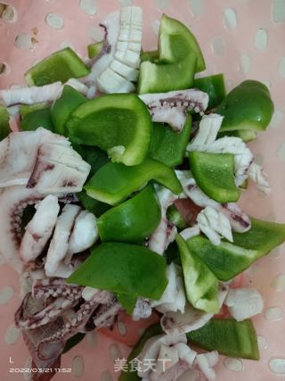 鱿鱼炒青椒的做法步骤：1