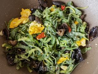 蒸面条菜炒木耳鸡蛋的做法步骤：9