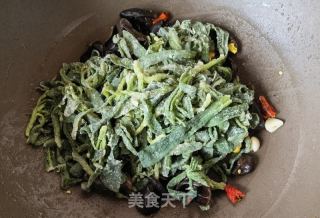 蒸面条菜炒木耳鸡蛋的做法步骤：8