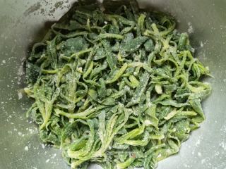 蒸面条菜炒木耳鸡蛋的做法步骤：1