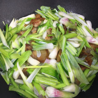 五花肉炒蒜苗的做法步骤：6