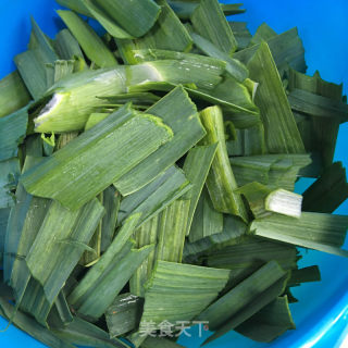 五花肉炒蒜苗的做法步骤：3