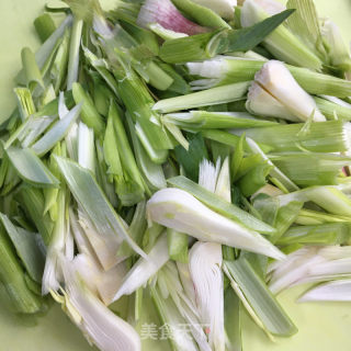 五花肉炒蒜苗的做法步骤：2