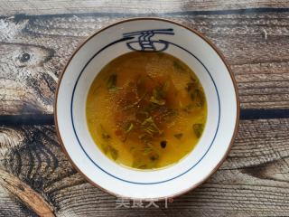香椿蒜蓉辣酱汤米粉的做法步骤：12