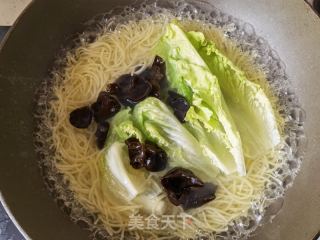 香椿蒜蓉辣酱汤米粉的做法步骤：9