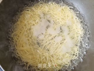 香椿蒜蓉辣酱汤米粉的做法步骤：8