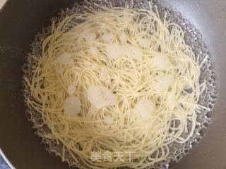 香椿蒜蓉辣酱汤米粉的做法步骤：7