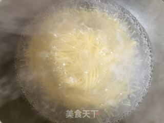 香椿蒜蓉辣酱汤米粉的做法步骤：6