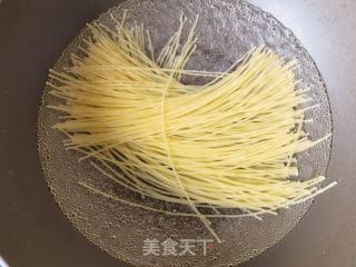 香椿蒜蓉辣酱汤米粉的做法步骤：5