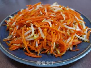 绿豆芽炒红萝卜丝的做法步骤：5