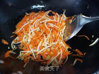 绿豆芽炒红萝卜丝的做法步骤：4