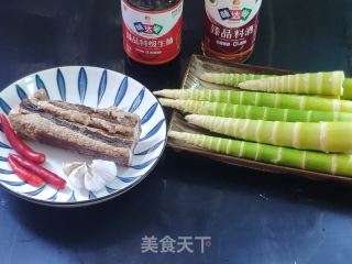 春笋炒腊肉的做法步骤：1