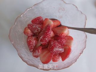 草莓格雷特的做法步骤：2